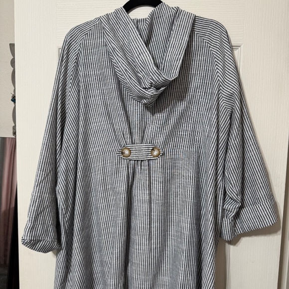 Jones & Co Linen Button-Up with Hood - Picture 2 of 3